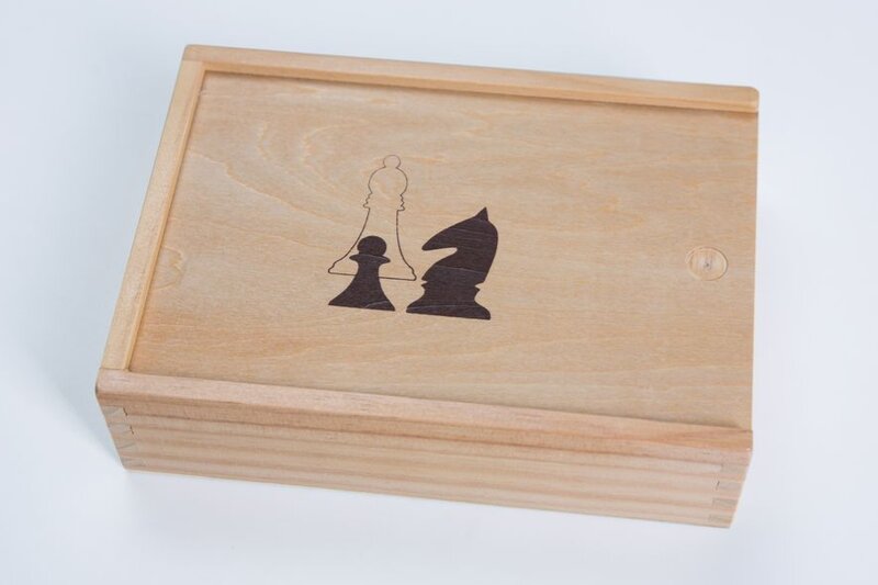 Schackpjäser i trälåda