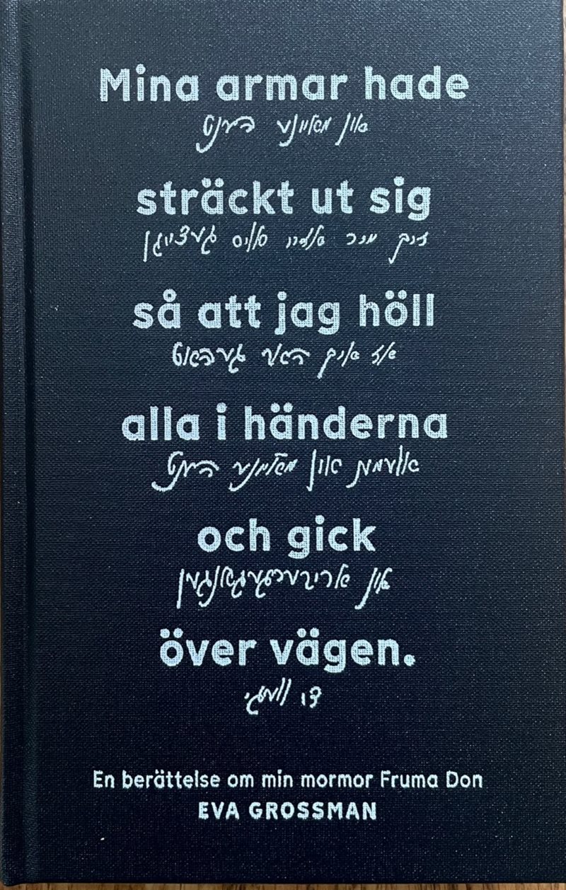 Mina armar hade sträckt ut sig så att jag höll alla i händerna och gick över vägen