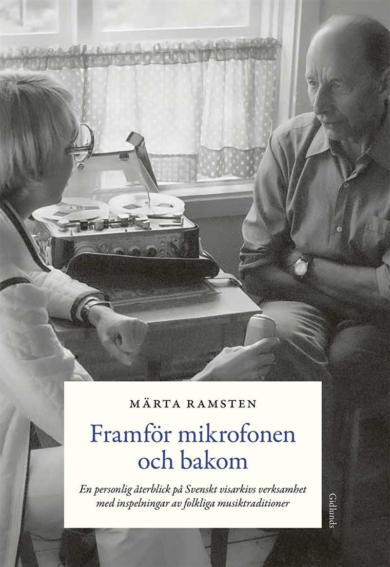 Framför mikrofonen och bakom